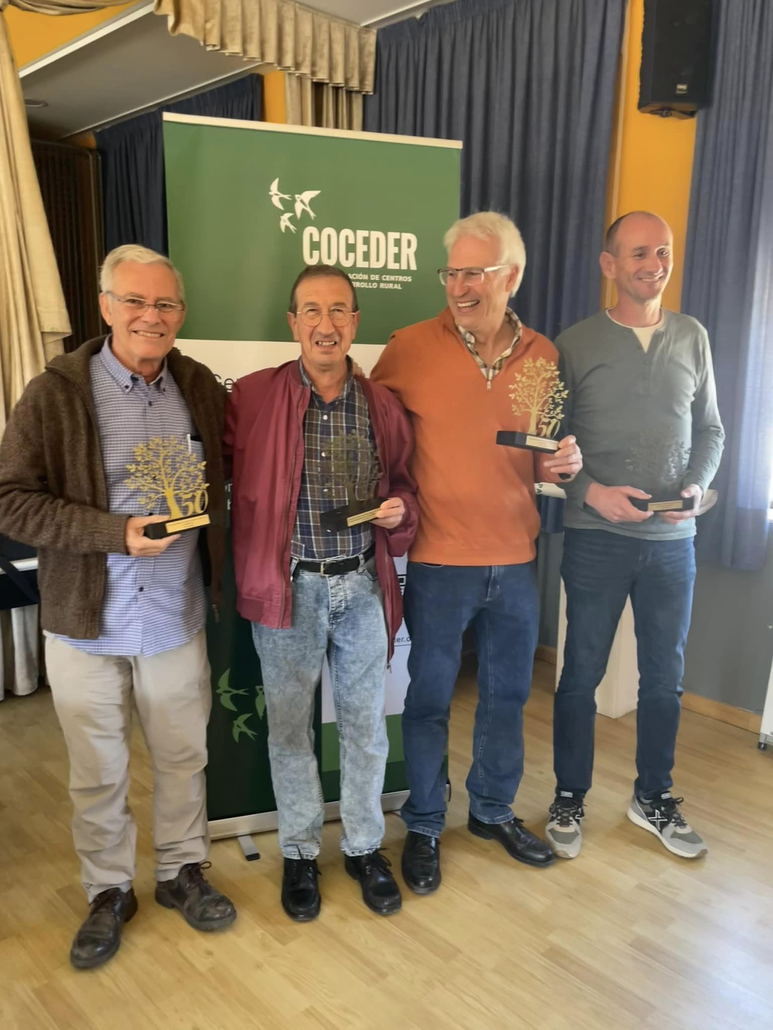 Cuatro hombres recogen el trofeo a los 50 años del centro de desarrollo rural