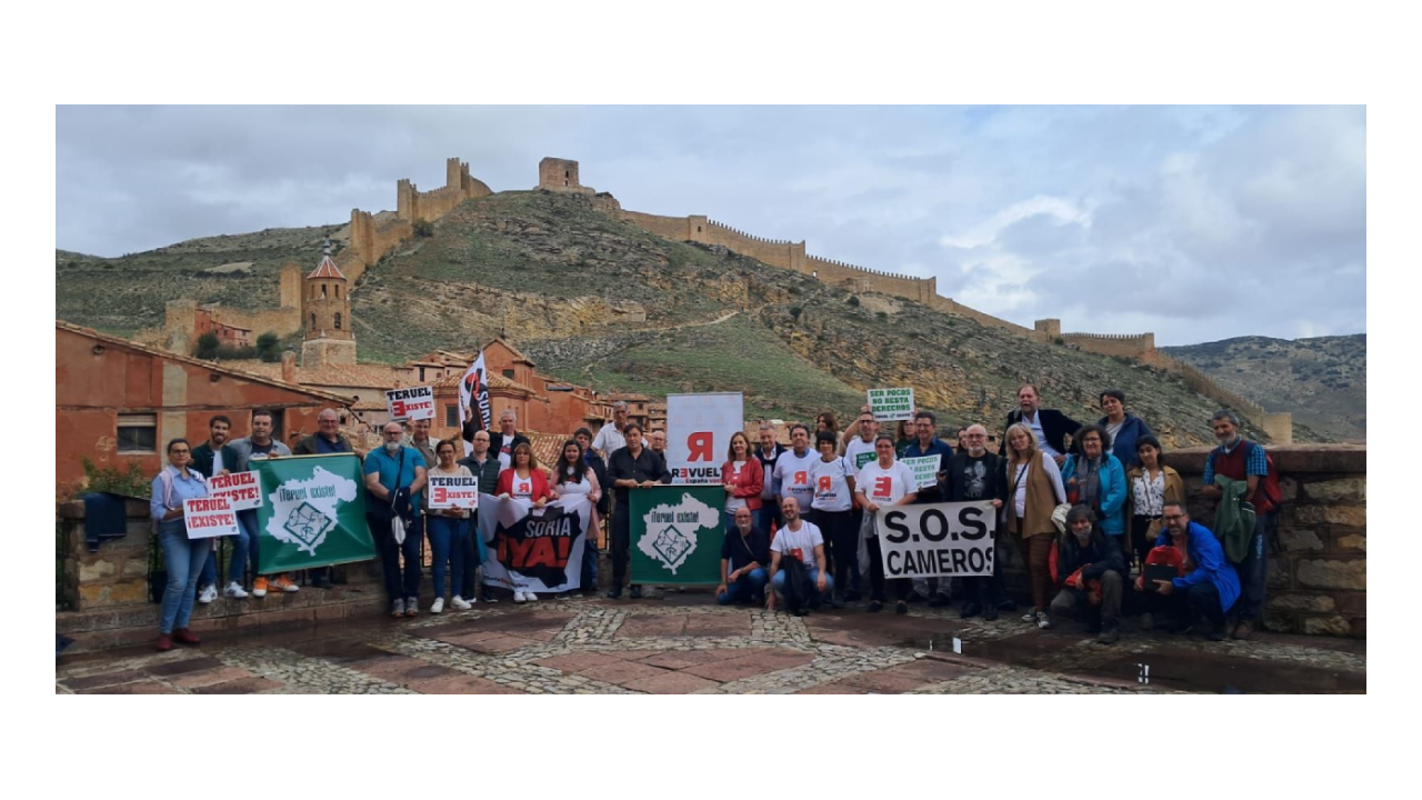 Imagen de grupo de las personas asistentes a la Asamblea de la España Vaciada en Albarrancín, Teruel