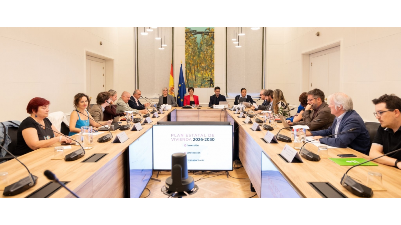 Personas sentadas alrededor de una mesa en reunión