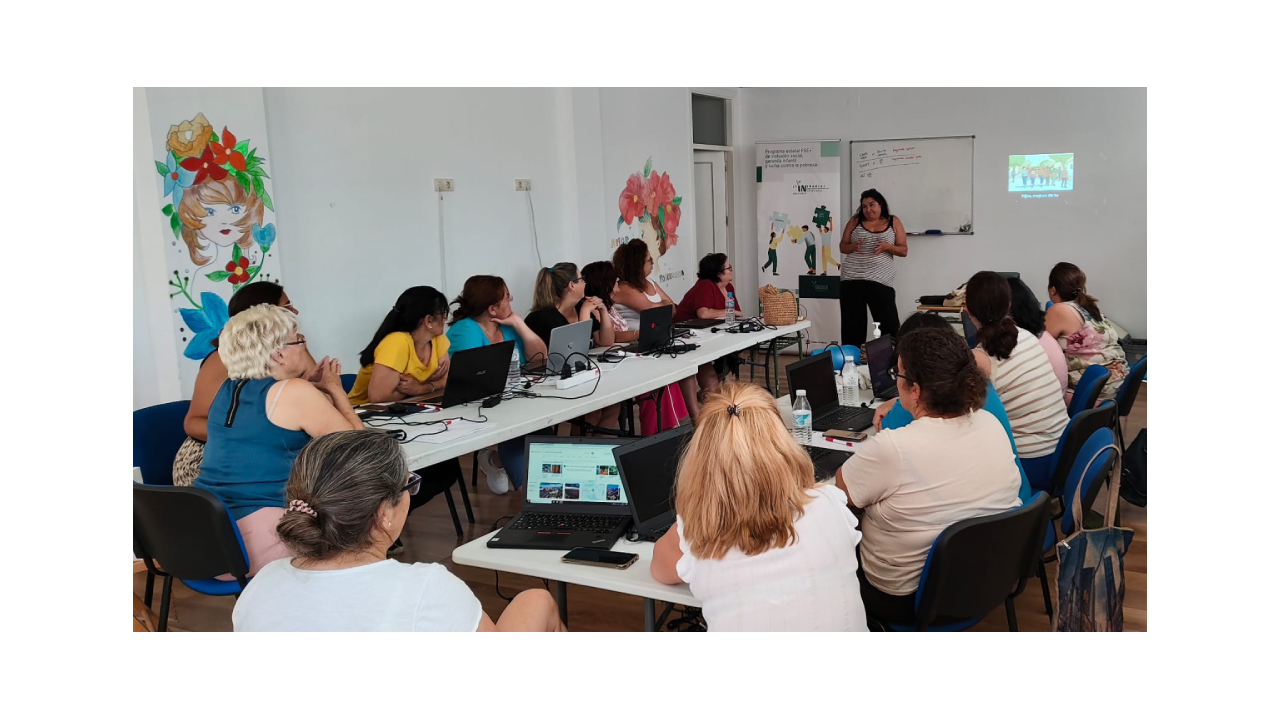 grupo de personas sentadas en unas mesas escuchando a una mujer de pie hablando