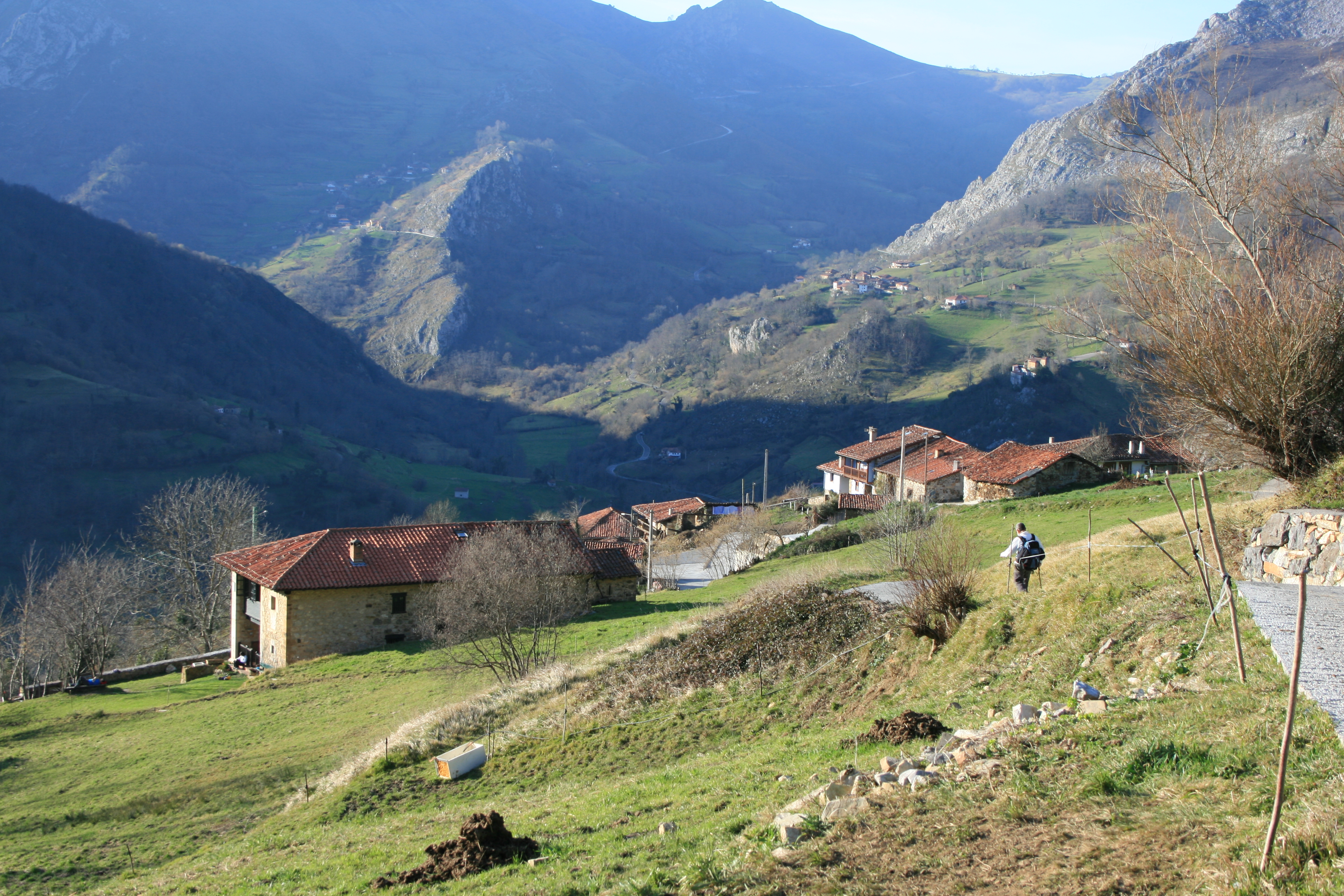 paisaje con montañas y viviendas