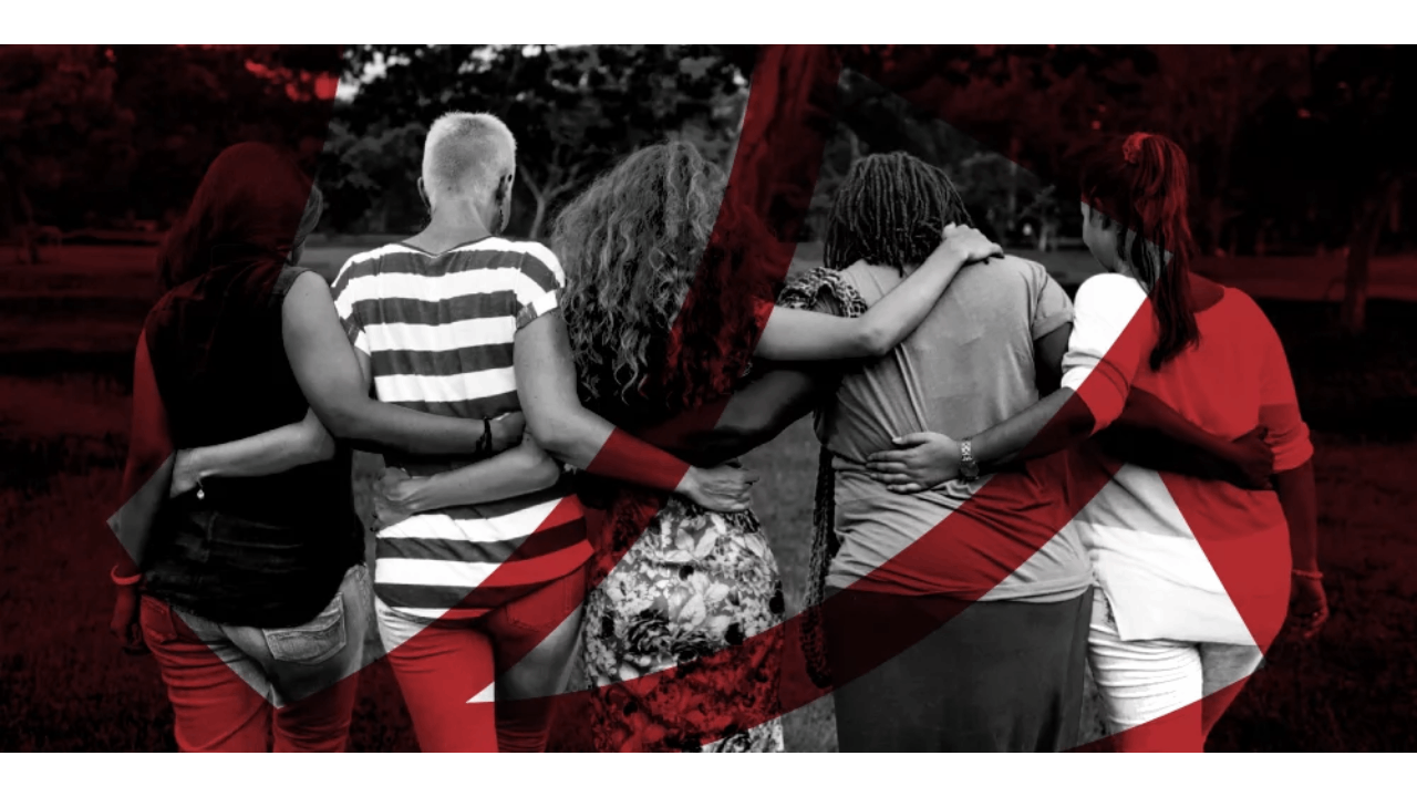 Un grupo de personas de espaldas abrazadas