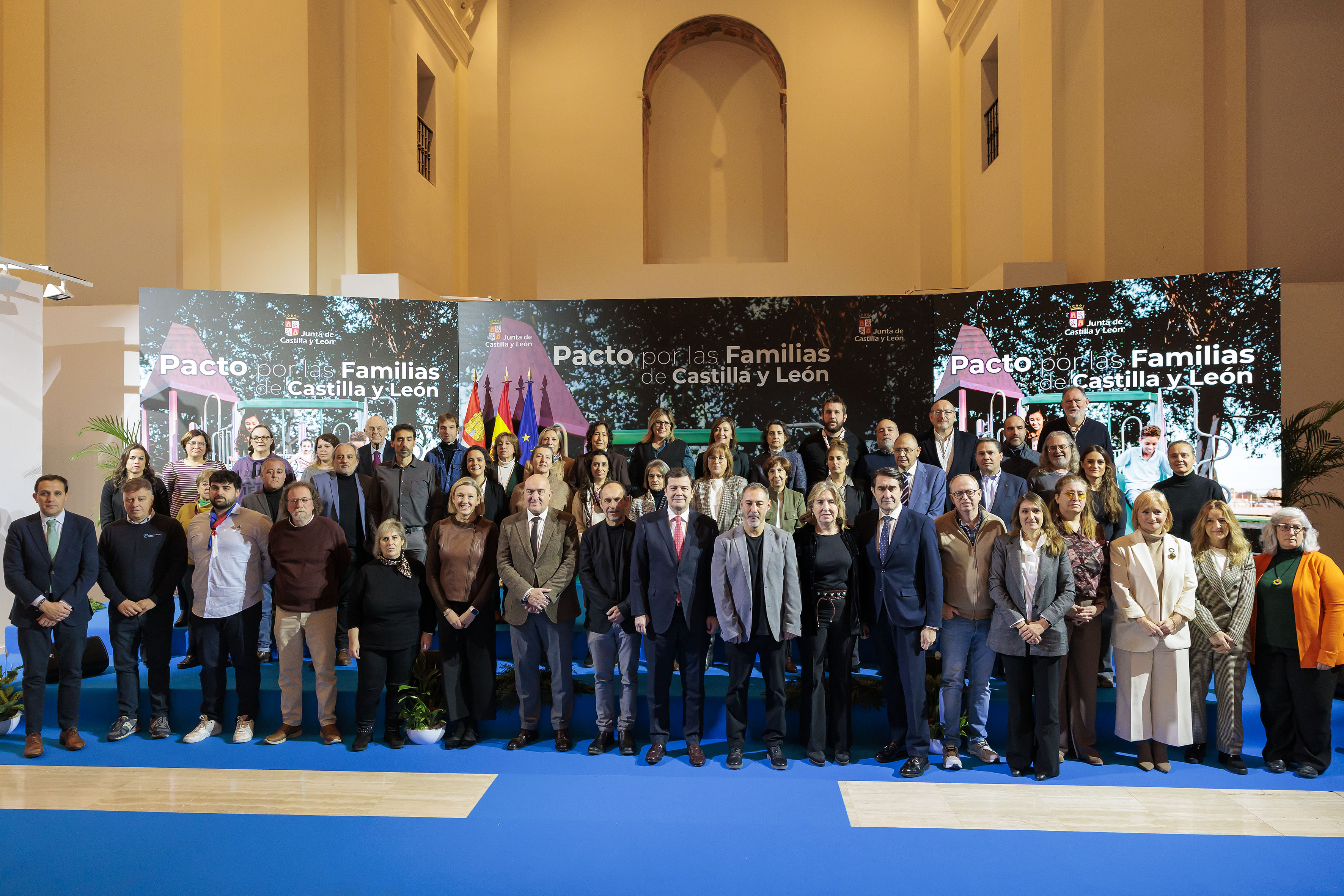 Grupo de personas de pie delante de un mural de la Junta de Castilla y León