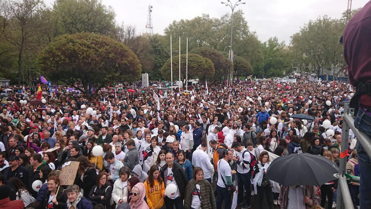 Protesta con muchas personas concentradas