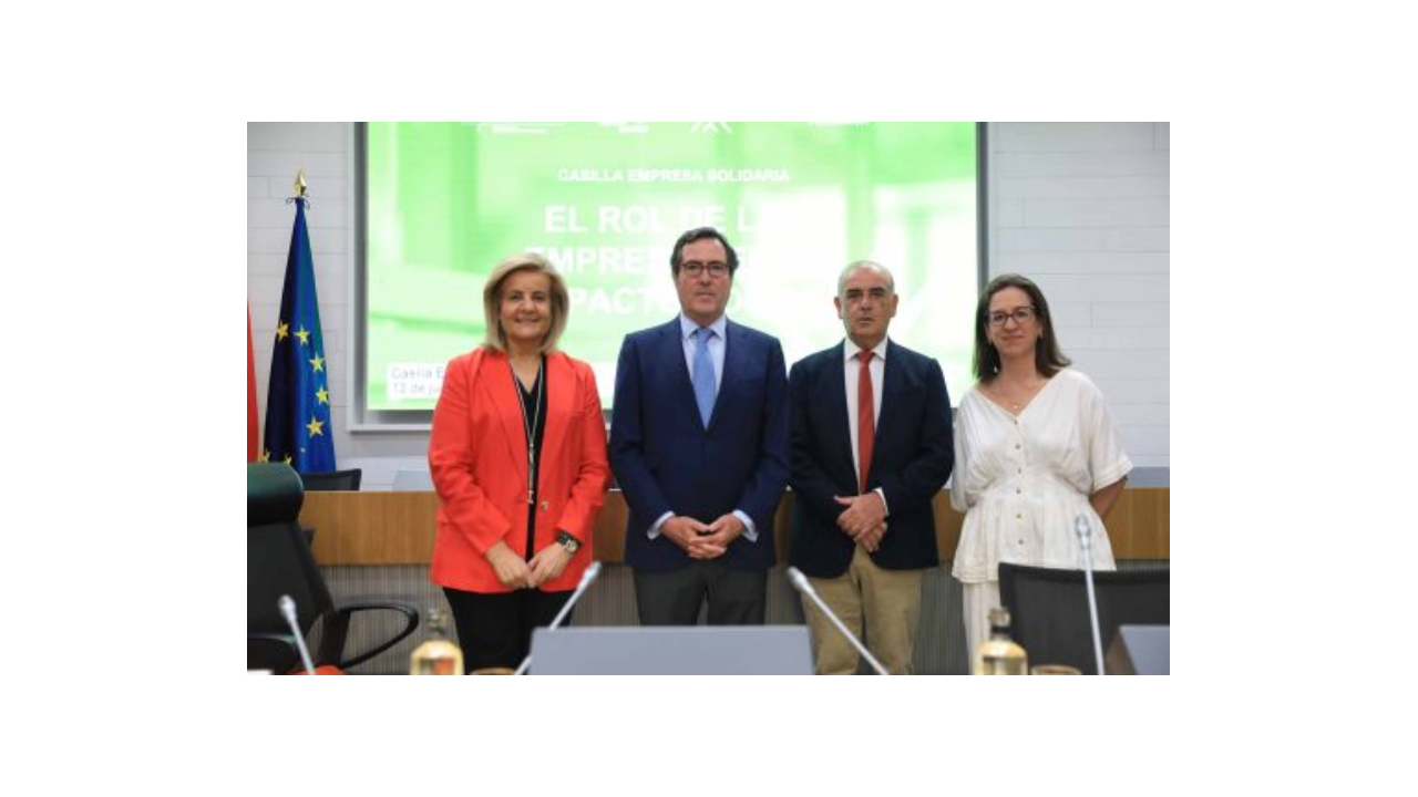 Dos hombres y dos mujeres de pie en la presentación