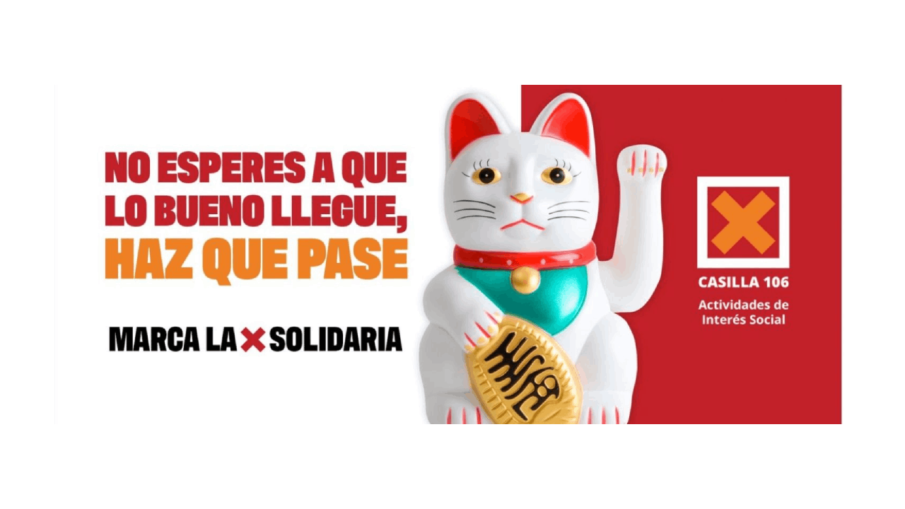 Un gato de la suerte con la frase "No esperes a que lo bueno llegue, haz que pase". Marca la X Solidaria.