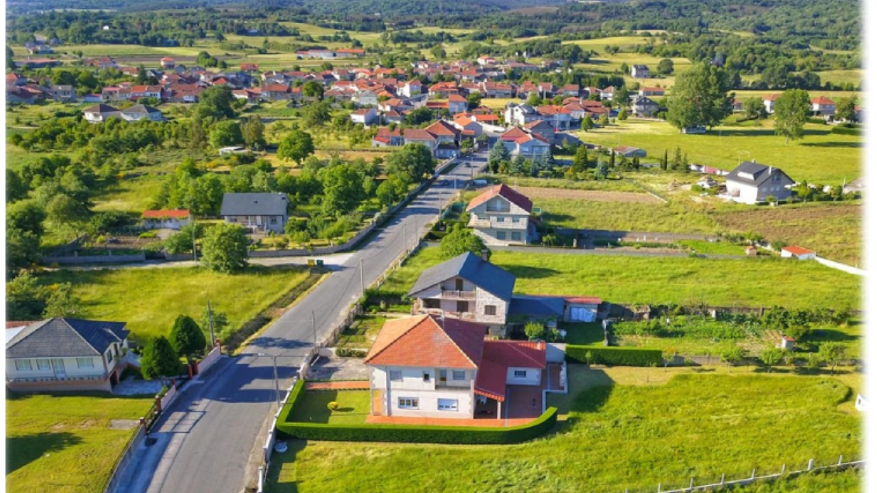 Vista de un pueblo con casita en primer plano