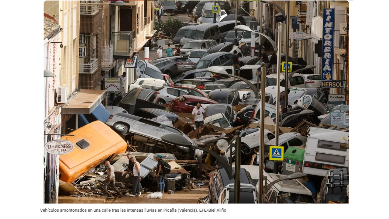 Vehículos amontonados en una calle tras las intensas lluvias en Picaña (Valencia). EFE/Biel Aliño