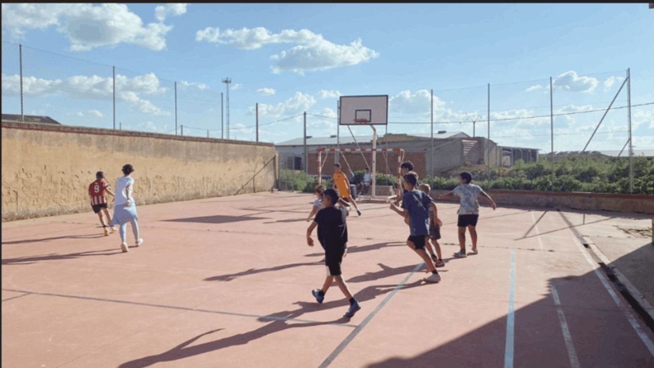Unos jóvenes juegan un partido en un patio