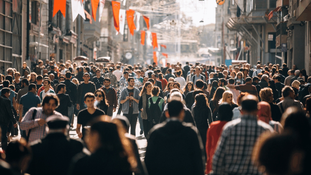 Muchas personas paseando por una calle