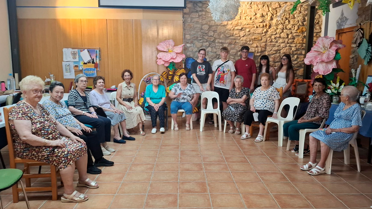 Jóvenes y mayores de Traiguera estrechan lazos en una jornada intergeneracional