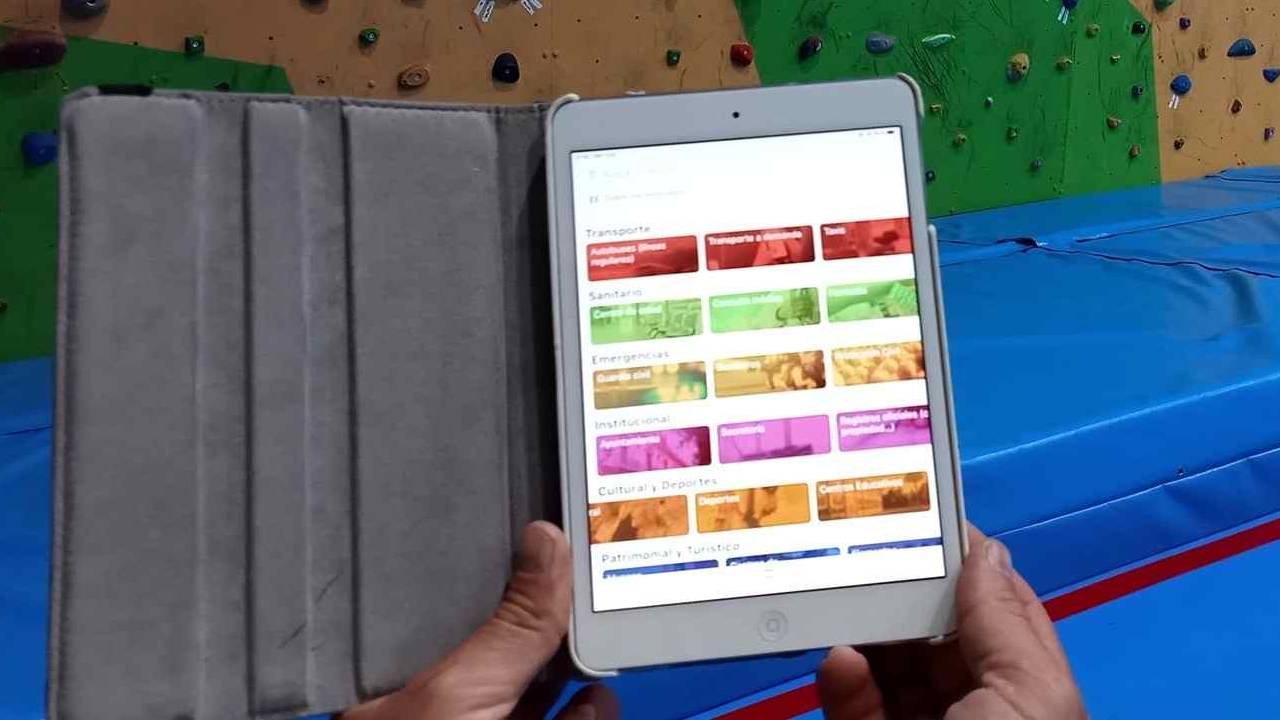 Tablet con aplicación web abierta con los servicios de los pueblos