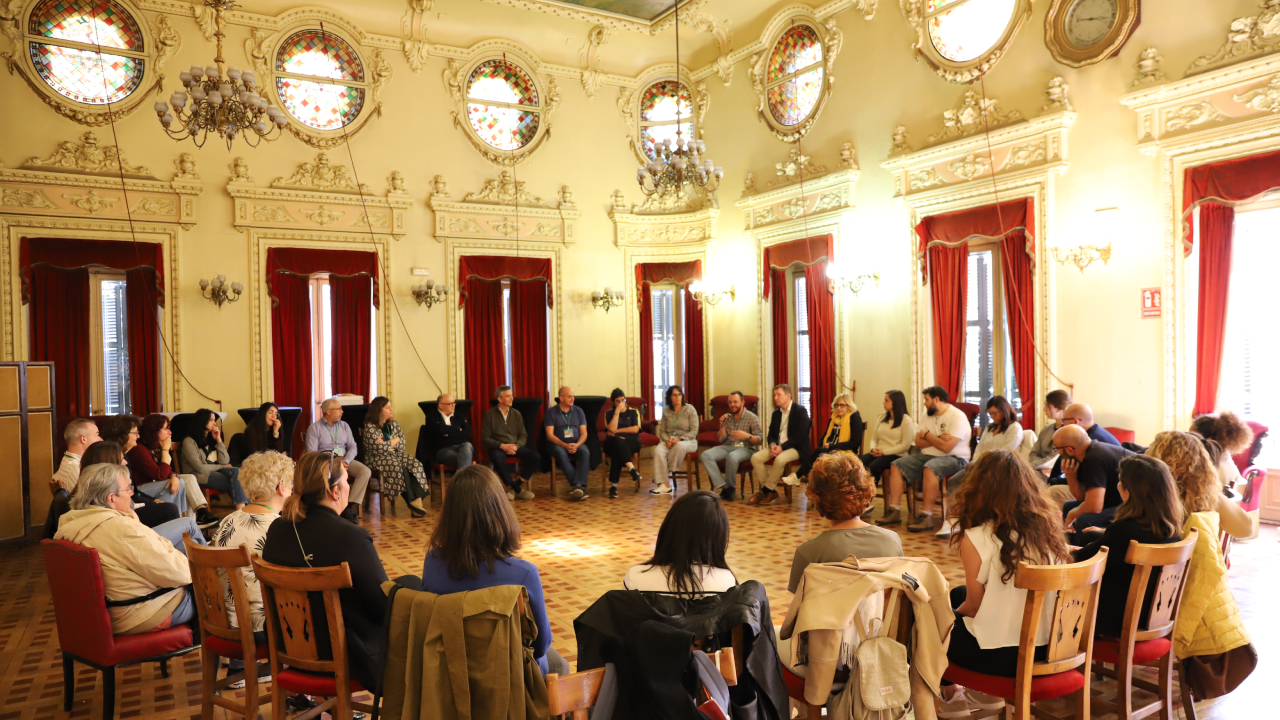 Un grupo de personas sentadas en círculo