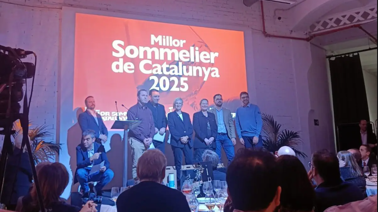 un grupo de personas en un escenario sobre una pantalla que pone millor sommelier de Catalunya 2025