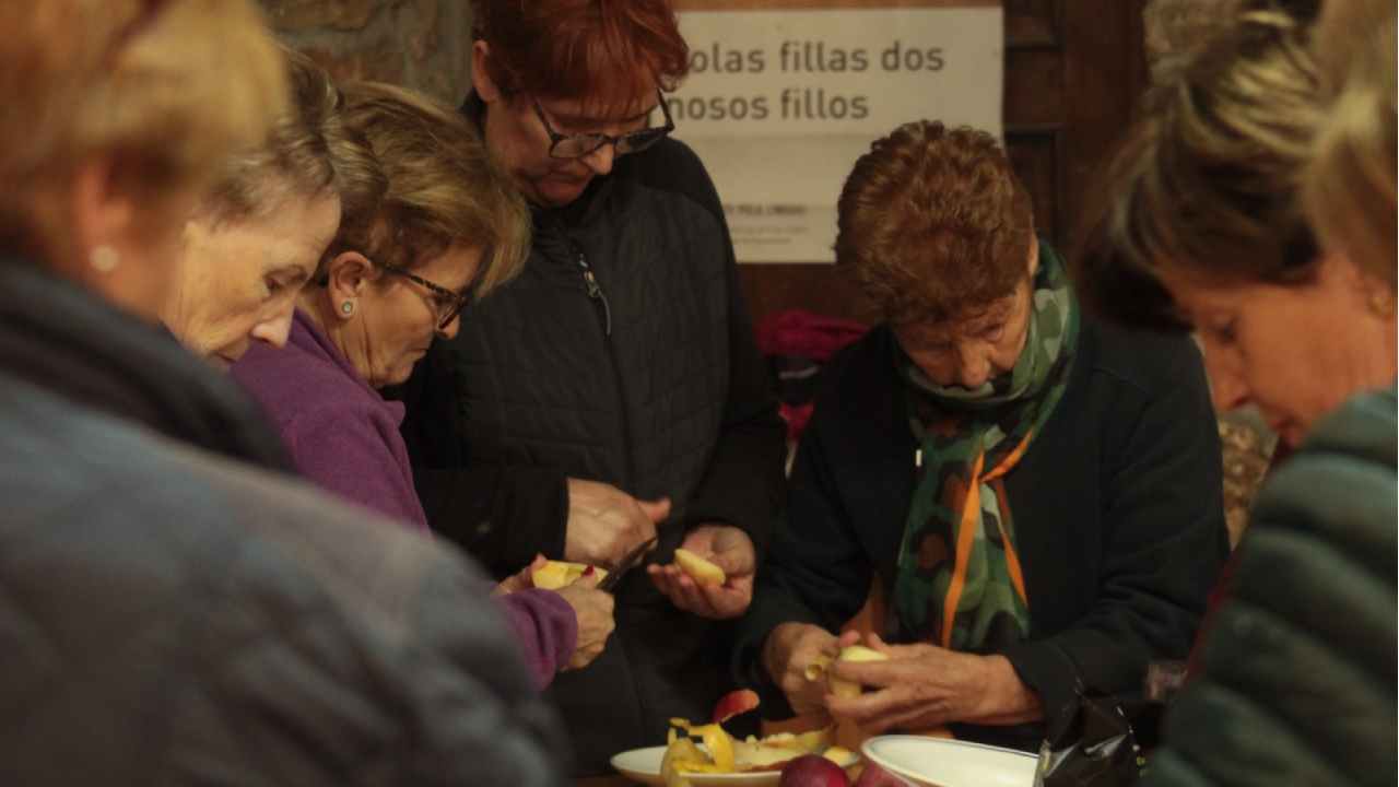 Un grupo de señoras pelando manzanas 