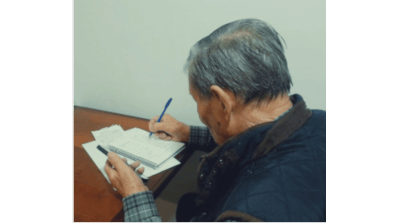 Un hombre escribiendo en una libreta