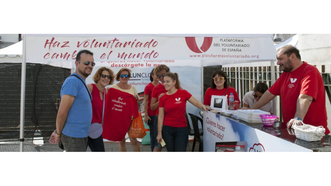 Un grupo de personas voluntarias 