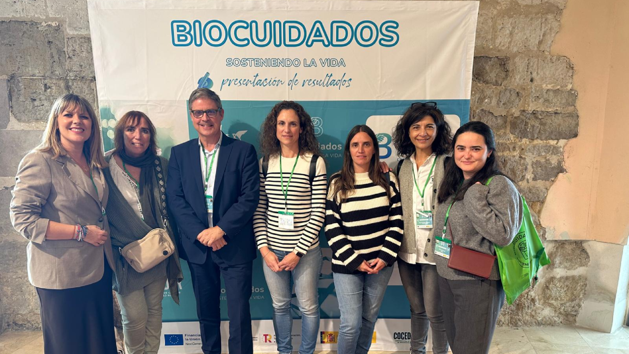 Grupo de mujeres y un hombre posan en un catel de Biocuidados