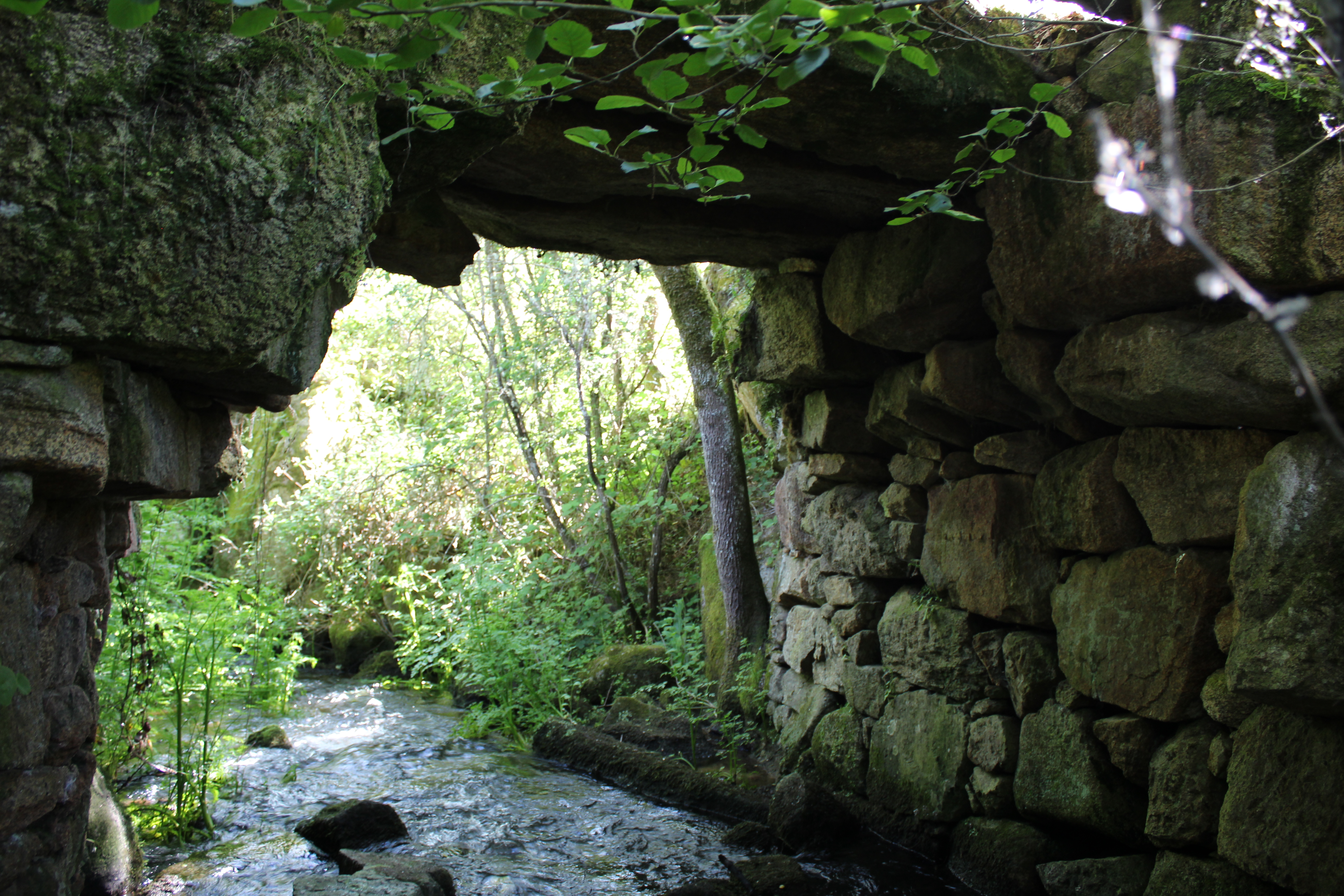 Paso de piedras sobre el rio Portos o Fornos