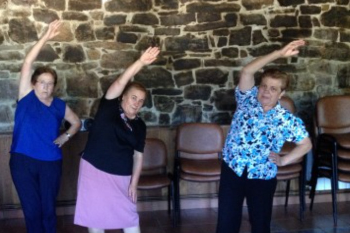 Mujeres mayores realizando ejercicios de gimnasia