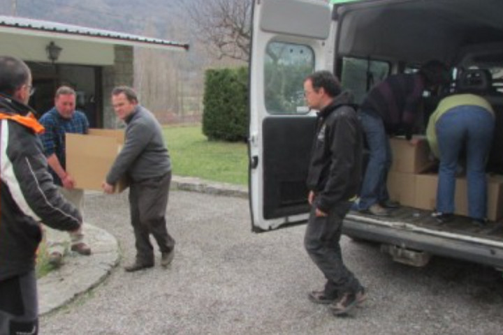 Grupo de personas descargando cajas de una furgoneta