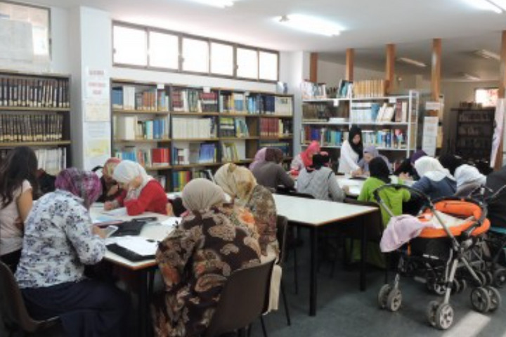 Grupo de mujeres reunidas en una sala de una biblioteca