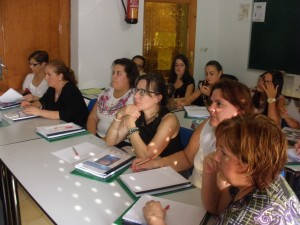 Grupo de mujeres reunidas en un aula