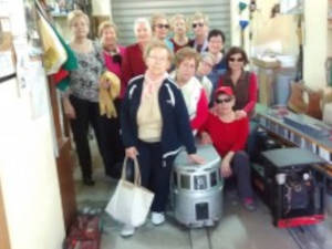 Grupo de mujeres mayores realizando una visita