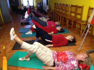 Grupo de mujeres haciendo yoga