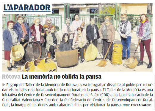 Recorte de periódico de Levante con la imagen de un grupo de mujeres con aperos de labranza