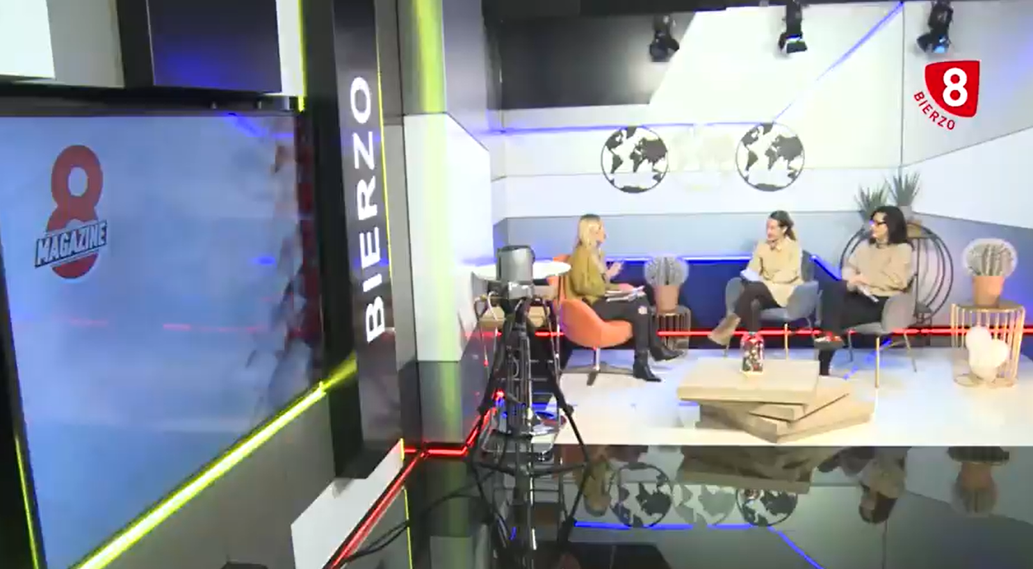 Foto de la entrevista emitida en La 8 Bierzo RTVCy con la presentadora y dos personas del CDR AFA Bierzo